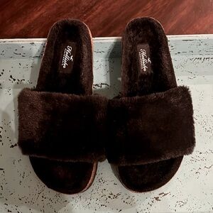HOLLISTER Teddy Faux Fur Sliders Womens
Sandals Size 7 Like New